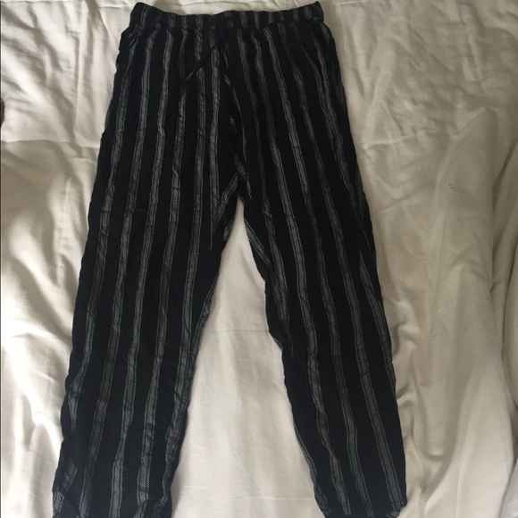 Loose fit American Eagle black and white pants - Picture 2 of 4